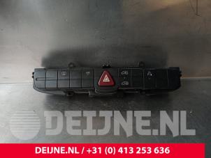Gebruikte Gevarenlicht Schakelaar Mercedes Sprinter 3,5t (906.73) 311 CDI 16V Prijs € 24,20 Inclusief btw aangeboden door van Deijne Onderdelen Uden B.V.