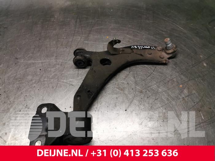 Volvo V40 Front lower wishbone, right O240927