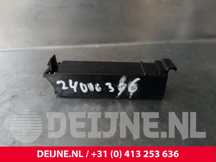 Support accu van een Volvo V60 II (ZW) 2.0 B3 16V Mild Hybrid 2024