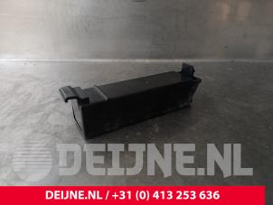 Gebruikte Support accu Volvo V60 II (ZW) 2.0 B3 16V Mild Hybrid Prijs € 25,00 Margeregeling aangeboden door van Deijne Onderdelen Uden B.V.