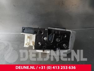 Porsche Taycan Deurslot Mechaniek 4Deurs rechts-achter O241074 foto 3