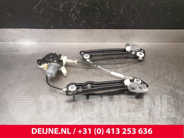 Porsche Taycan Fenstermechanik 4-türig rechts hinten O241262