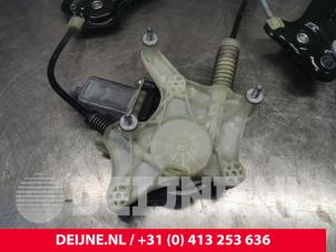 Porsche Taycan Ruitmechaniek 4Deurs rechts-achter O241262 foto 3
