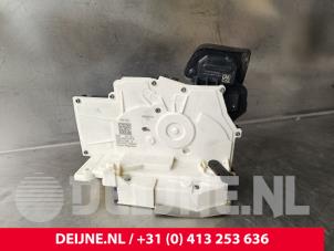 Porsche Taycan Deurslot Mechaniek 4Deurs links-achter O241323 foto 2