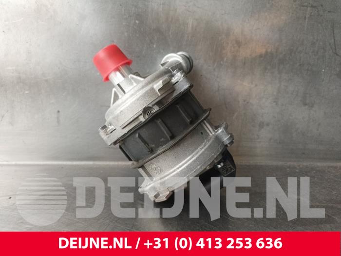Waterpomp van een Porsche Taycan Cross Turismo (Y1B) 4S Performance Battery Plus 2022