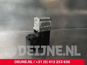 Gebruikte Kleppenblok hydraulisch Porsche Taycan Cross Turismo (Y1B) 4S Performance Battery Plus Prijs € 242,00 Inclusief btw aangeboden door van Deijne Onderdelen Uden B.V.