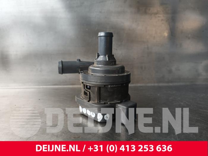Gebruikte Waterpomp Volvo XC60 II (UZ) 2.0 B4 16V Mild Hybrid AWD Prijs € 100,00 Margeregeling aangeboden door van Deijne Onderdelen Uden B.V.
