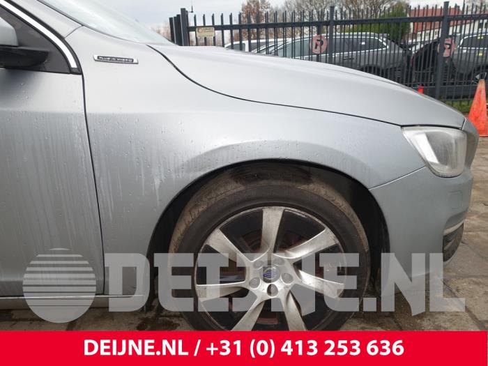 Volvo V60 Kotflügel rechts vorne O242111