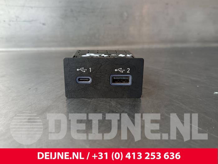 Lynk & Co 01 AUX / USB-Anschluss O242247