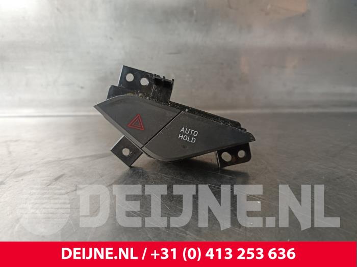 Lynk & Co 01 Paniekverlichtings Schakelaar O242256