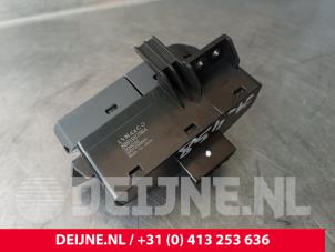 Lynk & Co 01 Panic lighting switch O242256 photo 3