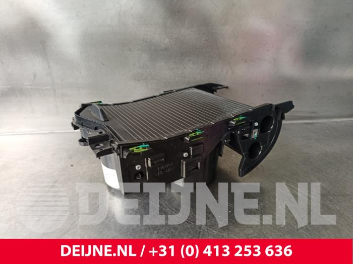 Lynk & Co 01 Getränkehalter O242286