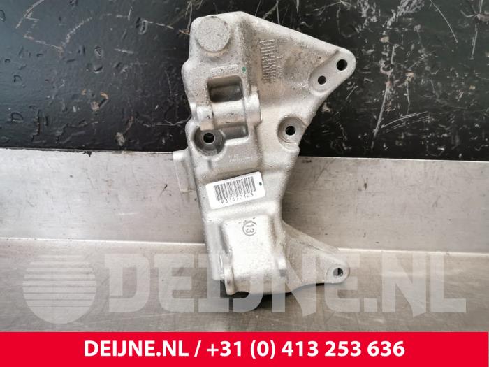 Gebruikte Dynamosteun boven Volvo XC60 II (UZ) 2.0 T5 16V Prijs € 60,50 Inclusief btw aangeboden door van Deijne Onderdelen Uden B.V.