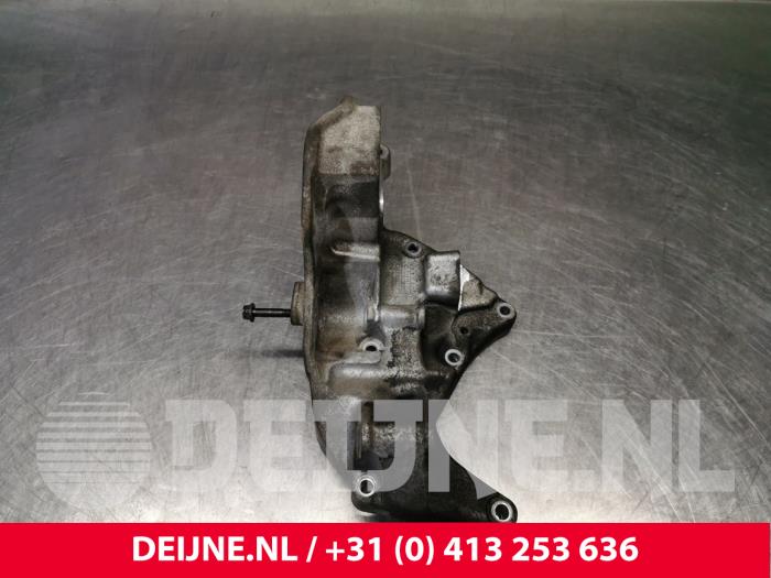 Gebruikte Dynamosteun onder Volvo V40 (MV) 2.0 D4 16V Prijs € 50,00 Margeregeling aangeboden door van Deijne Onderdelen Uden B.V.