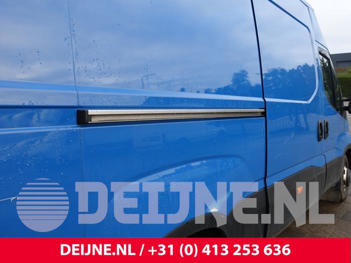 Iveco New Daily Schiebetür Schiene rechts O243637