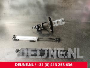 Gebruikte Achterklep Scharnier Volvo XC70 (BZ) 3.0 T6 24V AWD Prijs € 50,00 Margeregeling aangeboden door van Deijne Onderdelen Uden B.V.