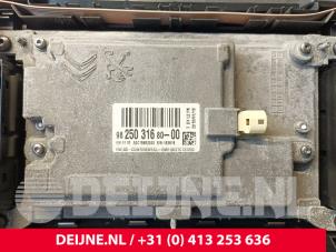Peugeot Expert Display Multi Media regelunit O244879 foto 3