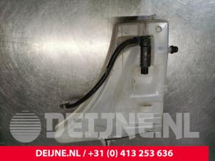 Porsche Panamera Scheibensprühertank vorne O245937 foto 2