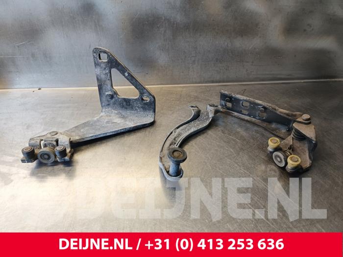 Opel Vivaro Schiebetürrolle rechts O245948