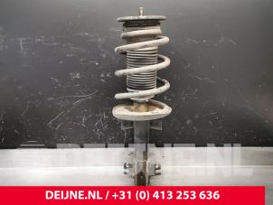 Gebruikte Mac Phersonpoot rechts-voor Renault Master III (MA/MB/MC/MD/MH/MF/MG/MH) 2.3 dCi 16V Prijs € 96,80 Inclusief btw aangeboden door van Deijne Onderdelen Uden B.V.