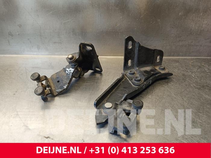 Volkswagen Caddy Sliding door roller, right O247132