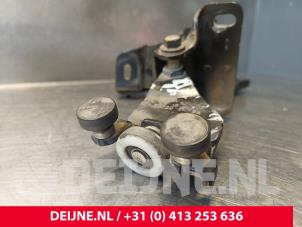 Volkswagen Caddy Sliding door roller, right O247132 photo 3