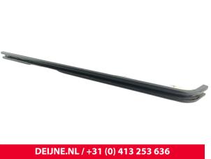 Nissan NV400 Schuifdeur Rail rechts O247947 foto 2