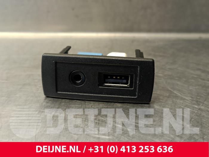 Mercedes Vito AUX / USB-Anschluss O248809