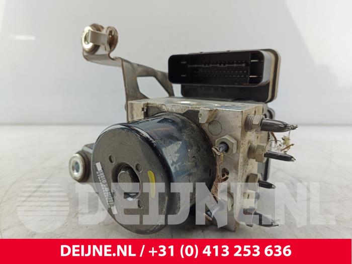 Gebruikte ABS Pomp Volvo V60 I (FW/GW) 2.0 D3 20V Prijs op aanvraag aangeboden door van Deijne Onderdelen Uden B.V.