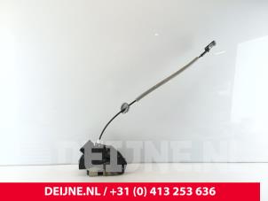 Gebruikte Deurslot Mechaniek 4Deurs rechts-voor Volvo V60 I (FW/GW) 2.0 D3 20V Prijs € 75,00 Margeregeling aangeboden door van Deijne Onderdelen Uden B.V.