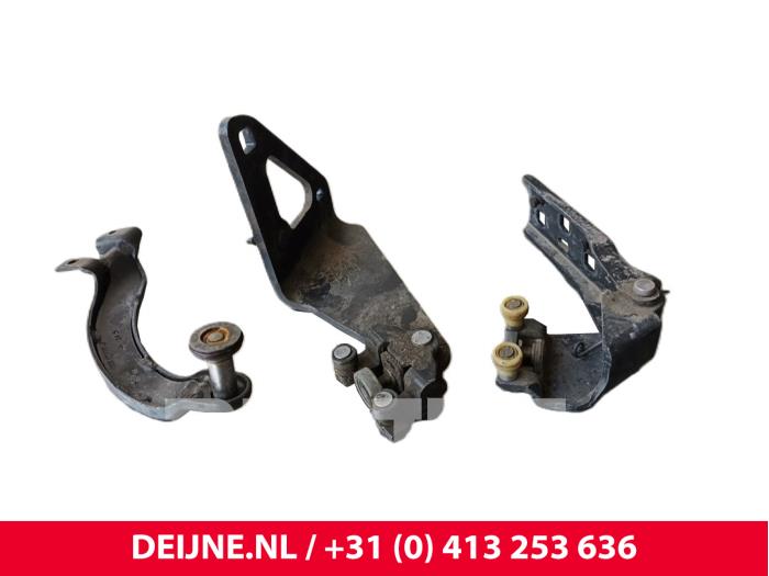 Opel Vivaro Sliding door roller, right O250548