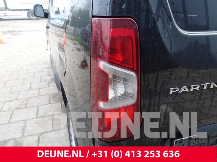 Peugeot Partner Achterlicht links O251861