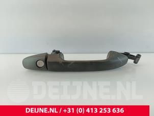 Gebruikte Portiergreep 2Deurs links Mercedes Sprinter 5t (907.6) 514 CDI 2.1 D RWD Prijs € 30,00 Margeregeling aangeboden door van Deijne Onderdelen Uden B.V.