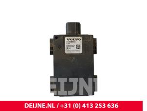 Gebruikte Dode hoek sensor Volvo XC60 II (UZ) 2.0 T8 16V Hybrid AWD Prijs € 250,00 Margeregeling aangeboden door van Deijne Onderdelen Uden B.V.