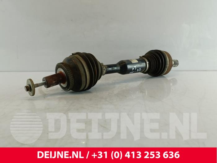 Gebruikte Aandrijfas links-voor Volvo XC90 I 3.2 24V Prijs € 95,00 Margeregeling aangeboden door van Deijne Onderdelen Uden B.V.