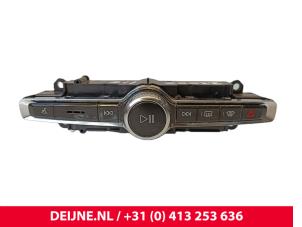 Gebruikte Radiobedienings paneel Volvo XC90 II 2.0 T8 16V Twin Engine AWD Prijs € 40,00 Margeregeling aangeboden door van Deijne Onderdelen Uden B.V.