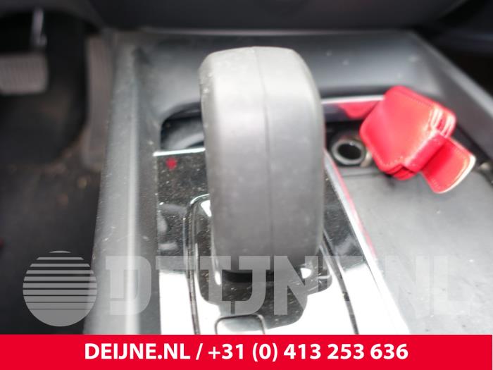 Gebruikte Versnellingspook Volvo V60 II (ZW) 2.0 B4 16V Mild Hybrid Prijs € 120,00 Margeregeling aangeboden door van Deijne Onderdelen Uden B.V.