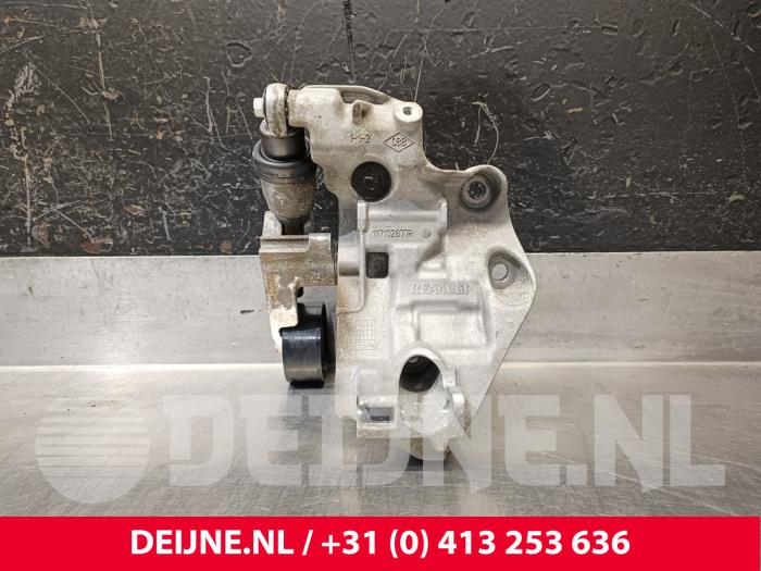 Gebruikte Dynamosteun boven Renault Trafic (1FL/2FL/3FL/4FL) 2.0 dCi 16V 120 Prijs € 30,25 Inclusief btw aangeboden door van Deijne Onderdelen Uden B.V.