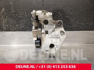 Gebruikte Dynamosteun boven Renault Trafic (1FL/2FL/3FL/4FL) 2.0 dCi 16V 120 Prijs € 30,25 Inclusief btw aangeboden door van Deijne Onderdelen Uden B.V.