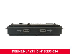 Gebruikte USB stekker Volkswagen Crafter (SY) 2.0 TDI FWD Prijs € 24,20 Inclusief btw aangeboden door van Deijne Onderdelen Uden B.V.