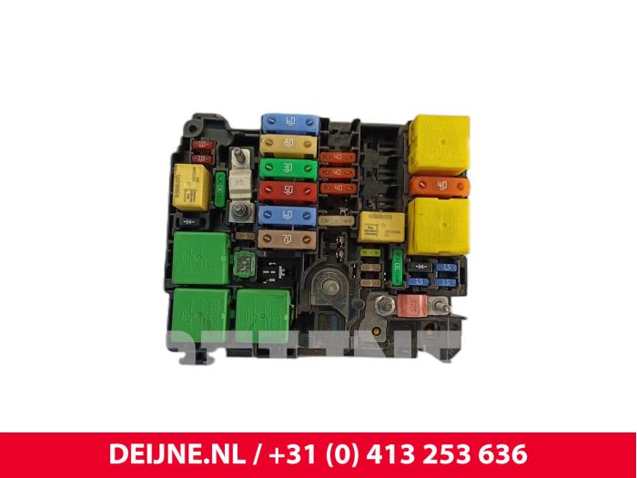 Peugeot Expert Fuse box O256913