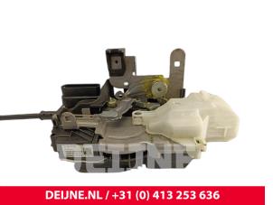 Volvo V40 Front door lock mechanism 4-door, right O256919 photo 3