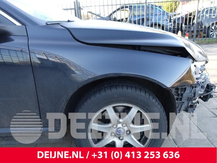 Volvo V70 Kotflügel rechts vorne O257154