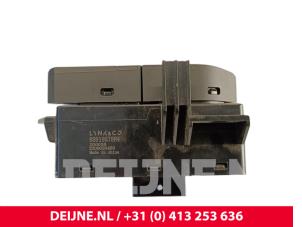 Lynk & Co 01 Panikbeleuchtung Schalter O257309 foto 3