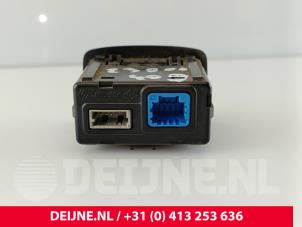 Renault Master AUX/USB aansluiting O257821 foto 2