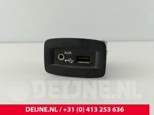 Gebruikte AUX/USB aansluiting Renault Master III (ML) 2.3 dCi 16V Prijs € 24,20 Inclusief btw aangeboden door van Deijne Onderdelen Uden B.V.