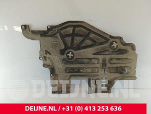 Gebruikte Beschermplaat bodem Volvo V60 II (ZW) 2.0 T6 16V Twin Engine Prijs € 50,00 Margeregeling aangeboden door van Deijne Onderdelen Uden B.V.