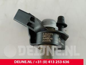 Mercedes Vito Injector (diesel) O258403 photo 3