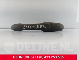 Gebruikte Schuifdeurgreep rechts Mercedes Vito (639.6) 2.2 115 CDI 16V Prijs € 42,35 Inclusief btw aangeboden door van Deijne Onderdelen Uden B.V.