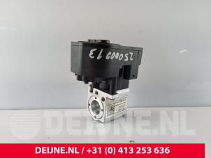 Gebruikte Kleppenblok hydraulisch Porsche Taycan (Y1A) 4S Prijs € 242,00 Inclusief btw aangeboden door van Deijne Onderdelen Uden B.V.